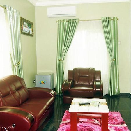 โรงแรมไมล์สโตน Ogombo ภายนอก รูปภาพ
