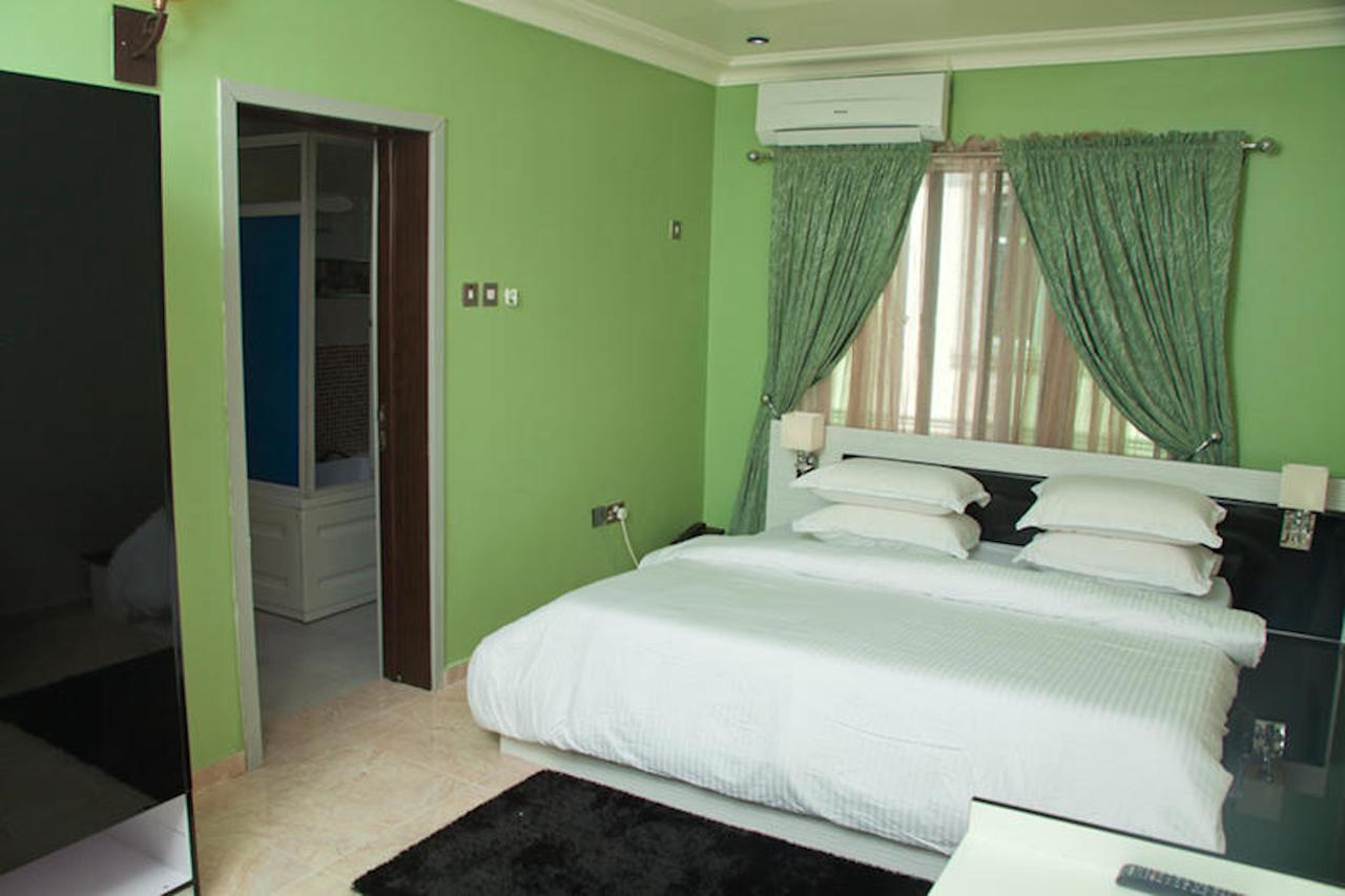 โรงแรมไมล์สโตน Ogombo ภายนอก รูปภาพ