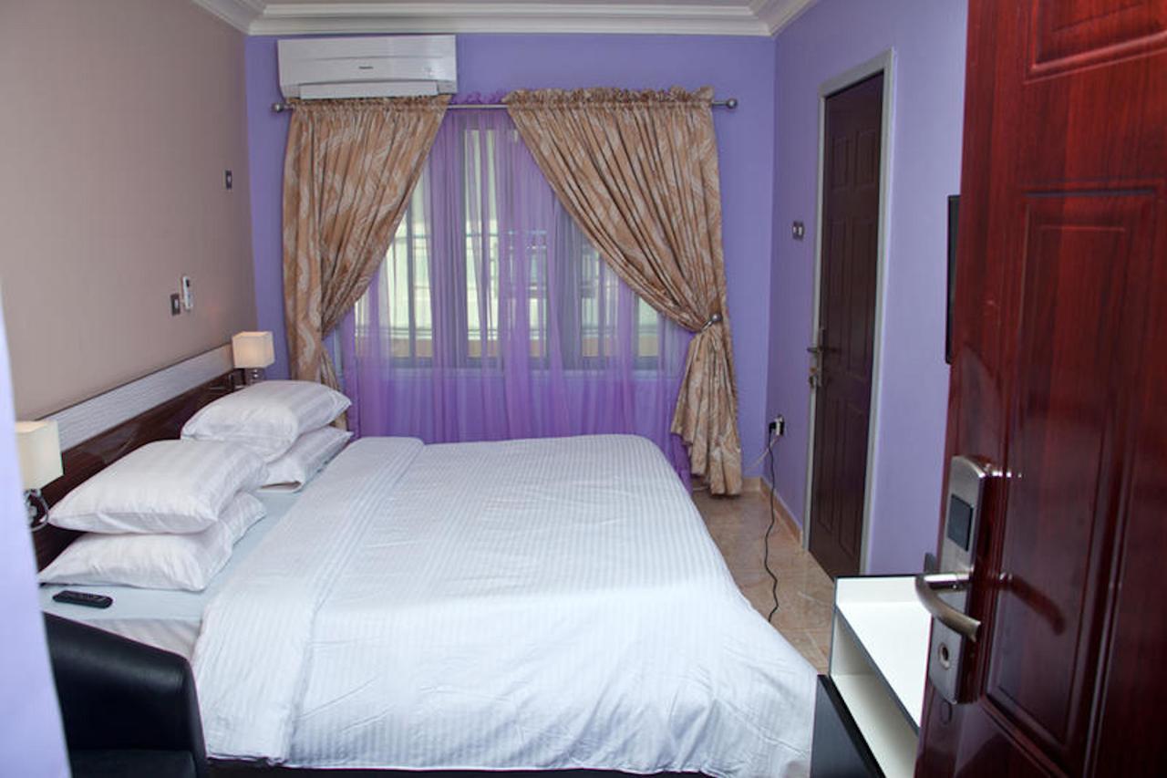 โรงแรมไมล์สโตน Ogombo ภายนอก รูปภาพ
