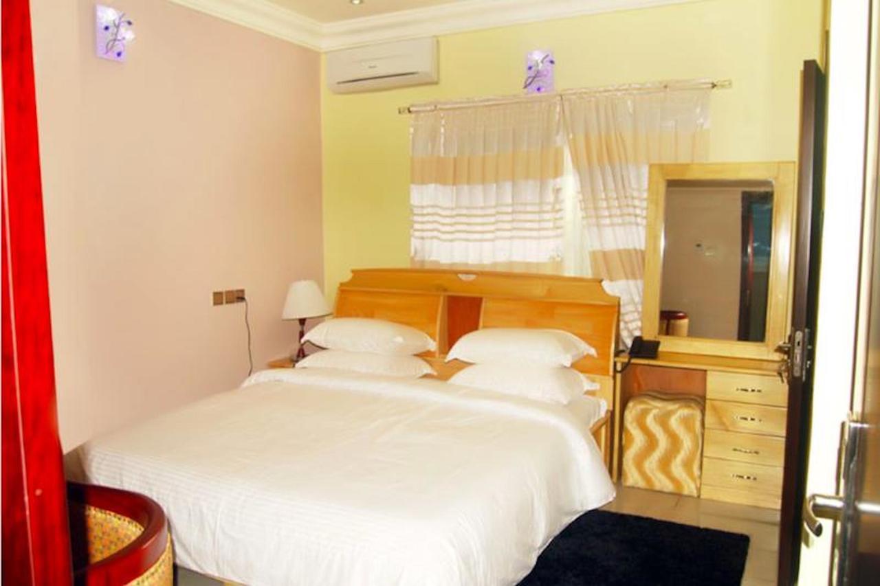 โรงแรมไมล์สโตน Ogombo ภายนอก รูปภาพ