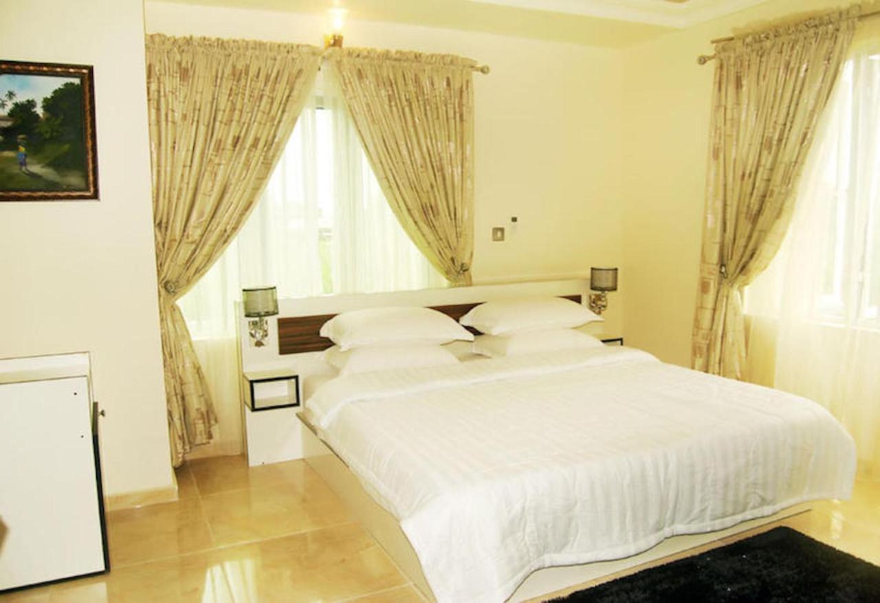 โรงแรมไมล์สโตน Ogombo ภายนอก รูปภาพ