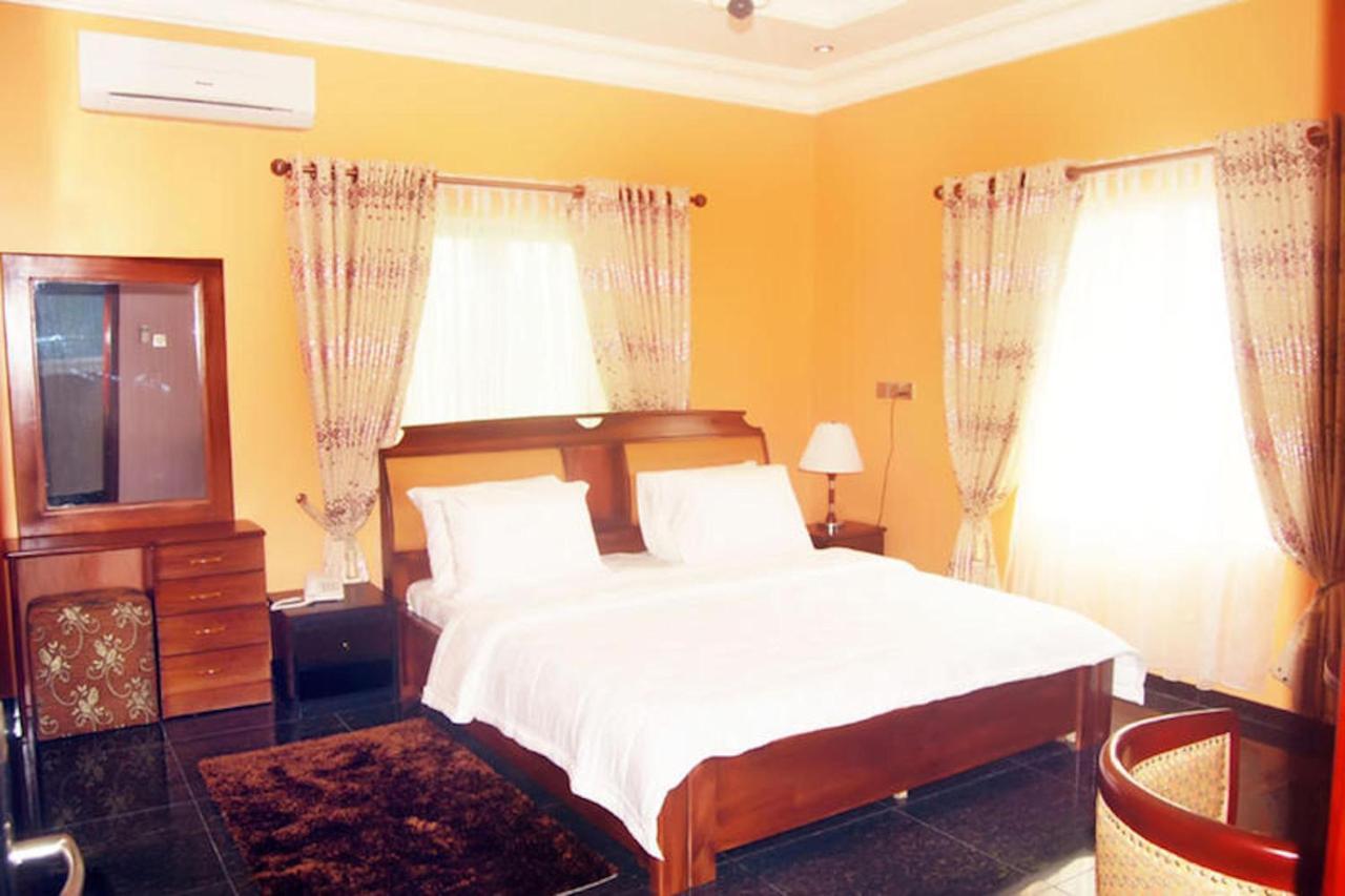 โรงแรมไมล์สโตน Ogombo ภายนอก รูปภาพ