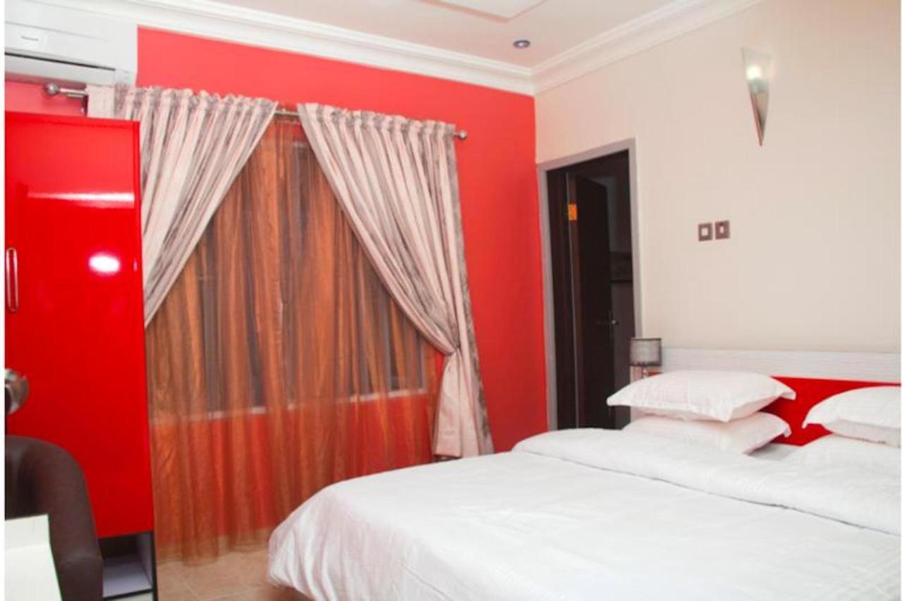 โรงแรมไมล์สโตน Ogombo ภายนอก รูปภาพ